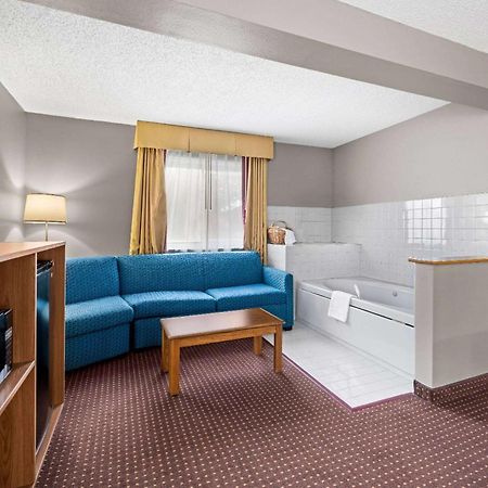 Super 8 By Wyndham Waverly Buitenkant foto