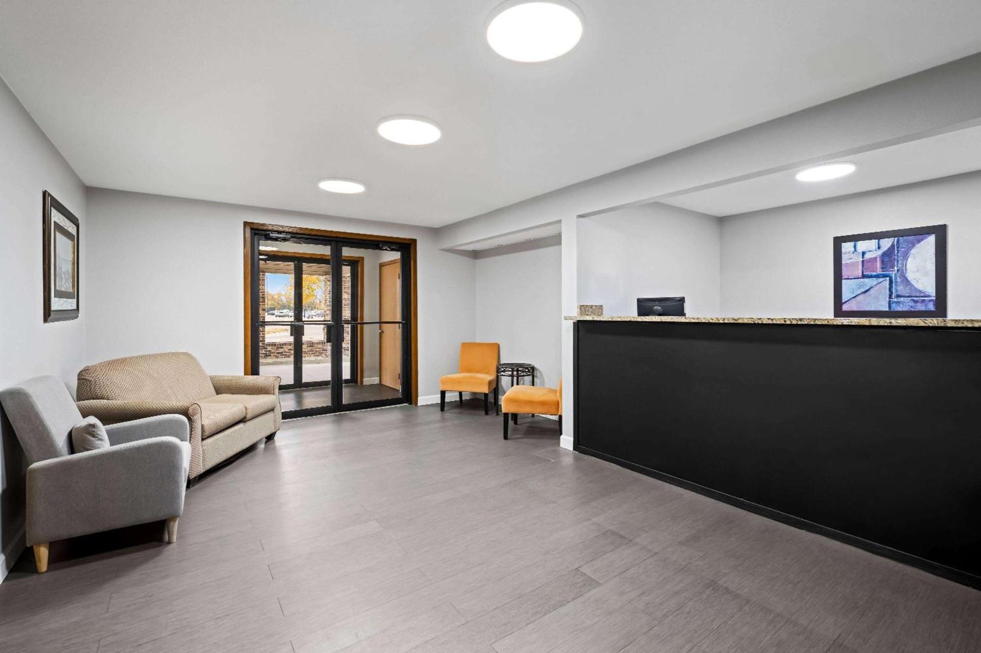 Super 8 By Wyndham Waverly Buitenkant foto